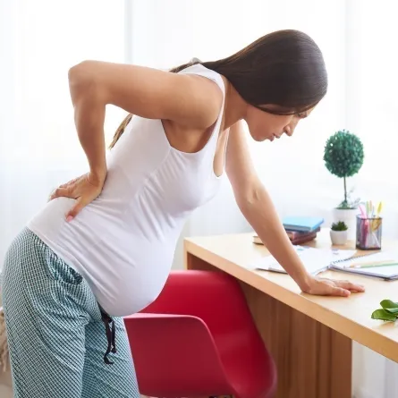 صورة لامراة حامل تشعر بألم