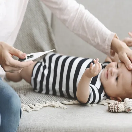 صورة لطفل رضيع مريض بالحمى