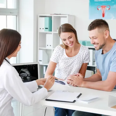 صورة لزوجين سعيدين بخبر الحمل