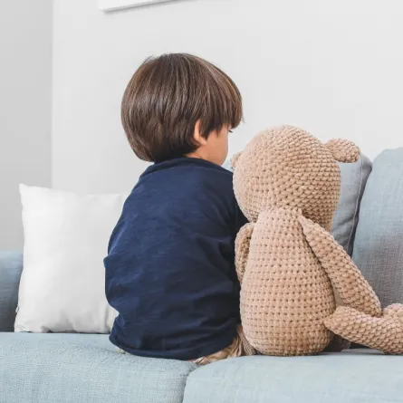 صورة تعبر عن طفل مصاب بالتوحد