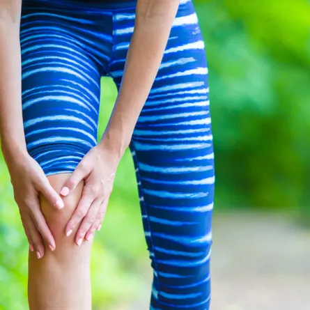 امرأة تعاني من ألم الركبة والمفاصل (المصدر: Freepik)