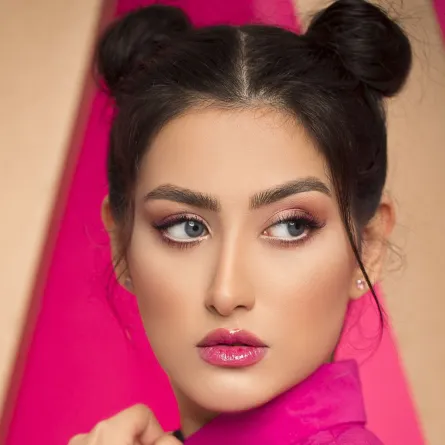 مستحضرات مكياج باللون الوردي