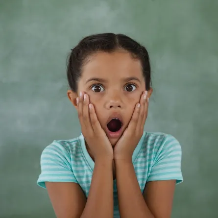 صورة لطفلة تعرضت لصدمةٍ ما