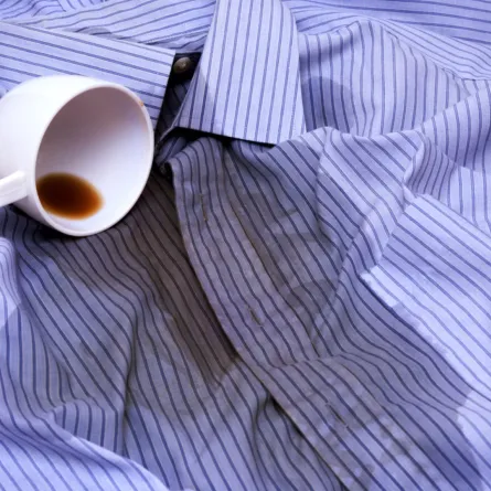 قميص مخطط مبلل بشراب القهوة