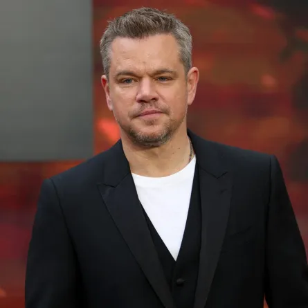 الممثل الأمريكي مات ديمون يقف على السجادة الحمراء لدى وصوله لحضور العرض الأول لفيلم “أوبنهايمر” في لندن في 13 يوليو 2023، تصوير: HENRY NICHOLLS / AFP