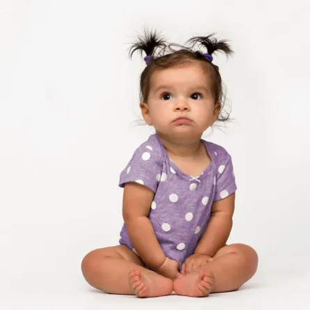 صورة طفلة في حالة الجلوس - الصورة من Adobestock  