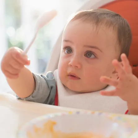 صورة لطفل يمسك بالملعقة