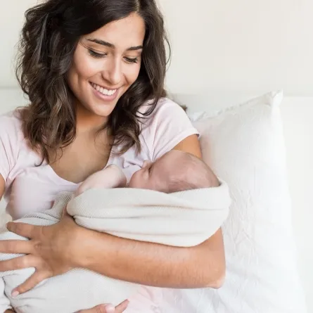 صورة لأم تحمل طفلها الرضيع