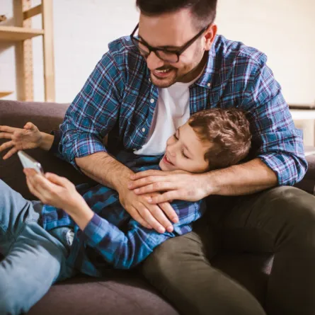 صورة طفل مع أبيه