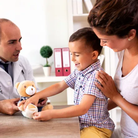 صورة طفل عند الطبيب