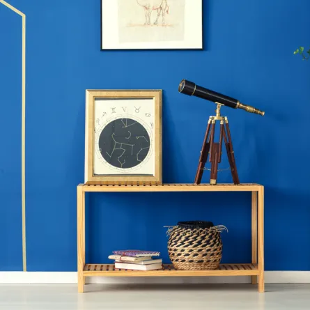 جدار مميز بطلائه باللون الأزرق الكوبالتي