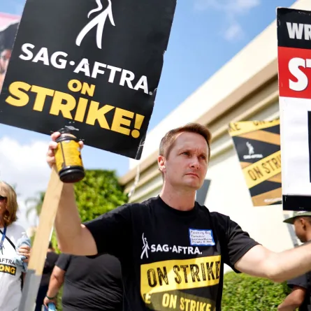 اعتصام أعضاء WGA (نقابة الكتاب الأمريكية) مع أعضاء SAG-AFTRA المضربين. مصدر الصورة: Mario Tama/Getty Images/AFP