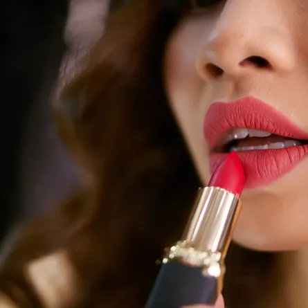 وشم الشفاه - الصورة من Freepik