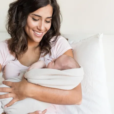 صورة لأم تحمل طفلها