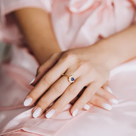 صور ألوان مناكير للعروس- الصورة من Freepik 