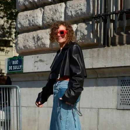 إطلالات بالدنيم والجلد من ستريت فاشن Street Fashion (الصورة من موقع Launchmetrics/Spotlight ©)