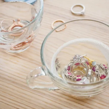 طرق آمنة لتنظيف المجوهرات الذهب والفضة والألماس