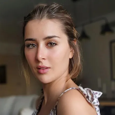 عائشة بن أحمد - الصورة من صفحتها الرسمية على الفيس بوك