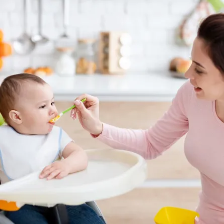 صورة لأم تطعم طفلها