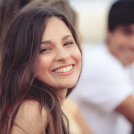 صورة لمراهقة تبتسم