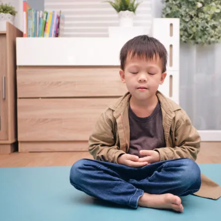 صورة طفل يمارس اليوغا بعينيه