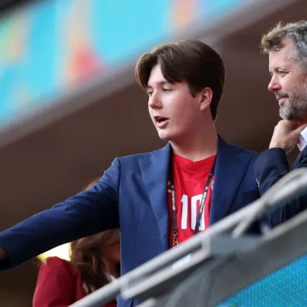 الأمير كريستيان ووالده ولي العهد الأمير فريدريك (Frederik (R), Crown Prince of Denmark, and Prince Christian). مصدر الصورة:  AFP / POOL / Catherine Ivill