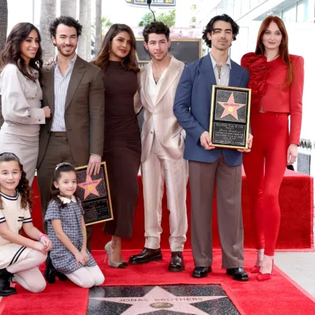 الأشقاء جوناس مع زوجاتهن Danielle Jonas, Kevin Jonas, Priyanka Chopra, Nick Jonas, Joe Jonas, Sophie Turner (مصدر الصورة:  Amy Sussman / GETTY IMAGES NORTH AMERICA / Getty Images via AFP)