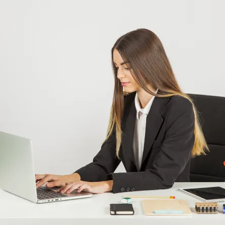 تساعد بعض التمارين في الحفاظ على عضلات الرقبة والكتف- (مصدر الصورة: موقع freepik)