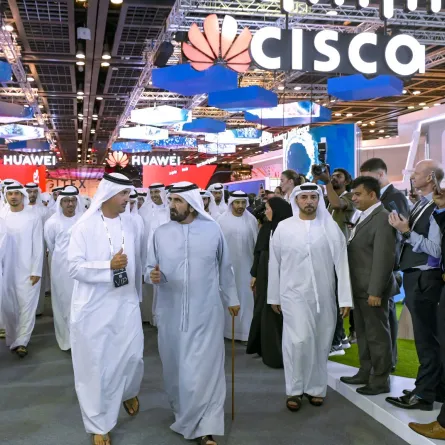 الشيخ محمد بن راشد أثناء تجوله بالمعرض. الصورة من الحساب الرسمي للشيخ محمد على منصة x