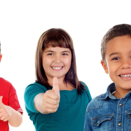 صورة لثلاثة أطفال واثقين