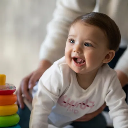 صورة لطفل يزحف