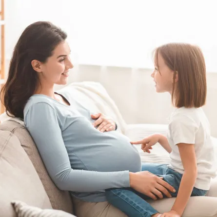 صورة حامل مع ابنتها