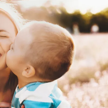 صورة صبي وبنت يقبلان أمهما