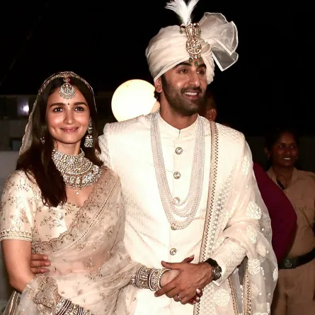 عليا بهات وزوجها رانبير كابور(Ranbir Kapoor and Alia Bhatt). مصدر الصورة: SUJIT JAISWAL / AFP