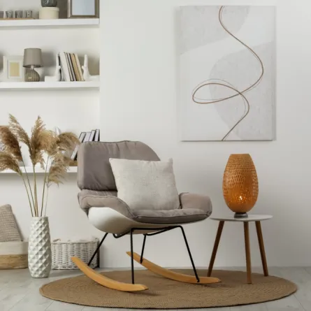 كرسي هزاز يجد مكانًا له في غرفة الجلوس