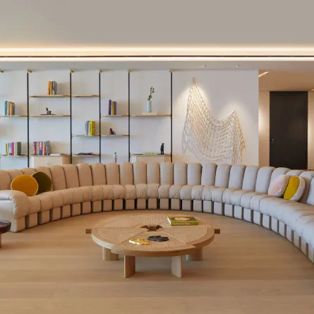 تزخر بأعمال فنانين من العالم شقة بيروتية تعانق البحر