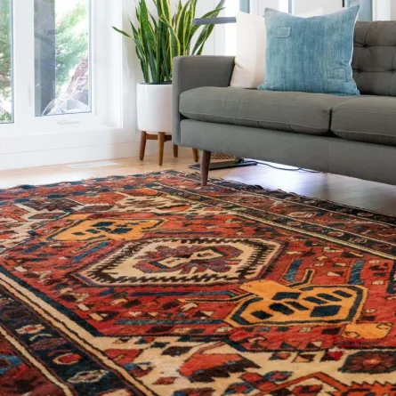 سجادة بارزة بنقوشها وألوانها