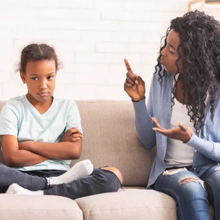 صورة لأم تعنف طفلتها