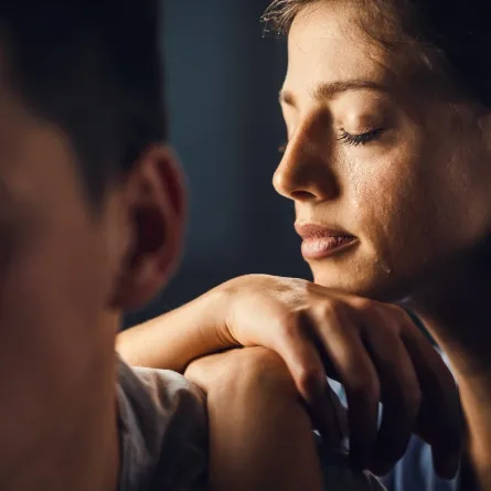  هل النساء أكثر تأثرًا بالحزن من الرجال؟ أم أن هنالك فروقات ثقافية واجتماعية ونفسية تجعل النساء أكثر رغبة بالبكاء؟