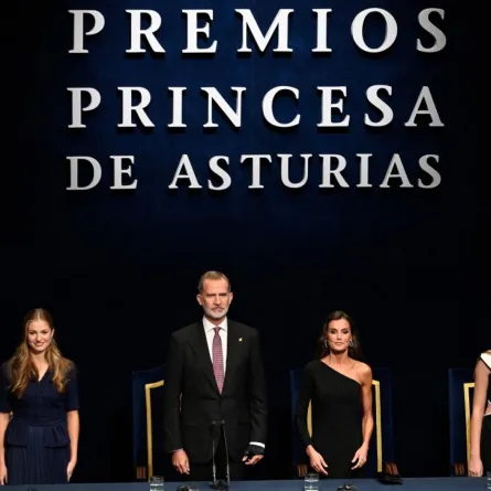 من اليسار الأميرة ليونور، الملك فيليب، الملكة ليتيزيا (Princess Leonor, King Felipe VI,Queen Letizia). مصدر الصورة: MIGUEL RIOPA / AFP