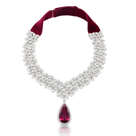 عقود فاخرة زينتها أحجار الألماس اللامعة لتسحري القلوب في سهرات خريف 2023