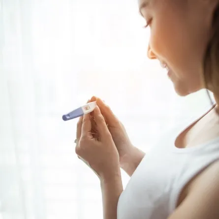 صورة لامرأة تحمل اختبار حمل