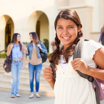 صورة لمراهقة تبتسم للقادم