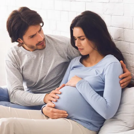 صورة لحامل في التاسع يدعمها زوجها 