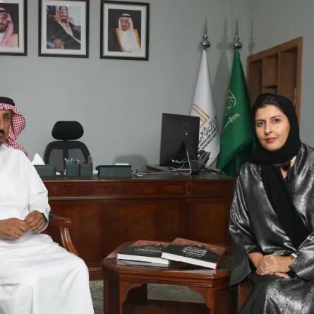 لمى الشثري رئيسة تحرير مجلتي سيدتي والجميلة والدكتور فعد السماري الأمين العام لدارة الملك عبدالعزيز