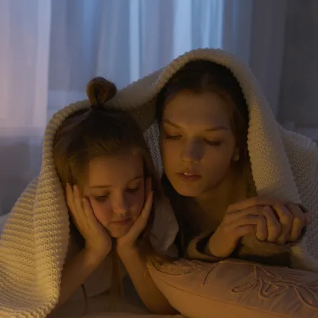 صورة لأم تحكي لطفلتها