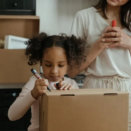 صورة طفلة تكتب