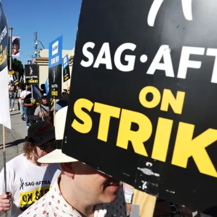 إضراب أعضاء وأنصار SAG-AFTRA. مصدر الصورة:  Mario Tama/Getty Images/AFP 