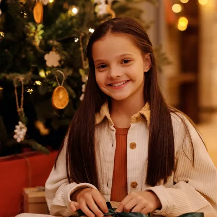 صورة لفتاة تمسك بهديتها