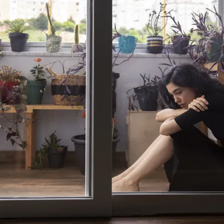 خصال المرأة الانطوائية وكيفية التعامل معها